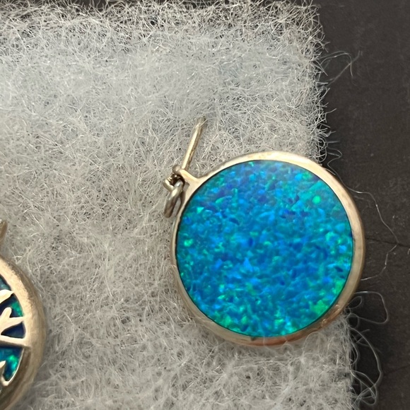 🍀🍀🍀 2pairs of earrings, a Tree of life set and Stone set - Picture 4 of 5
